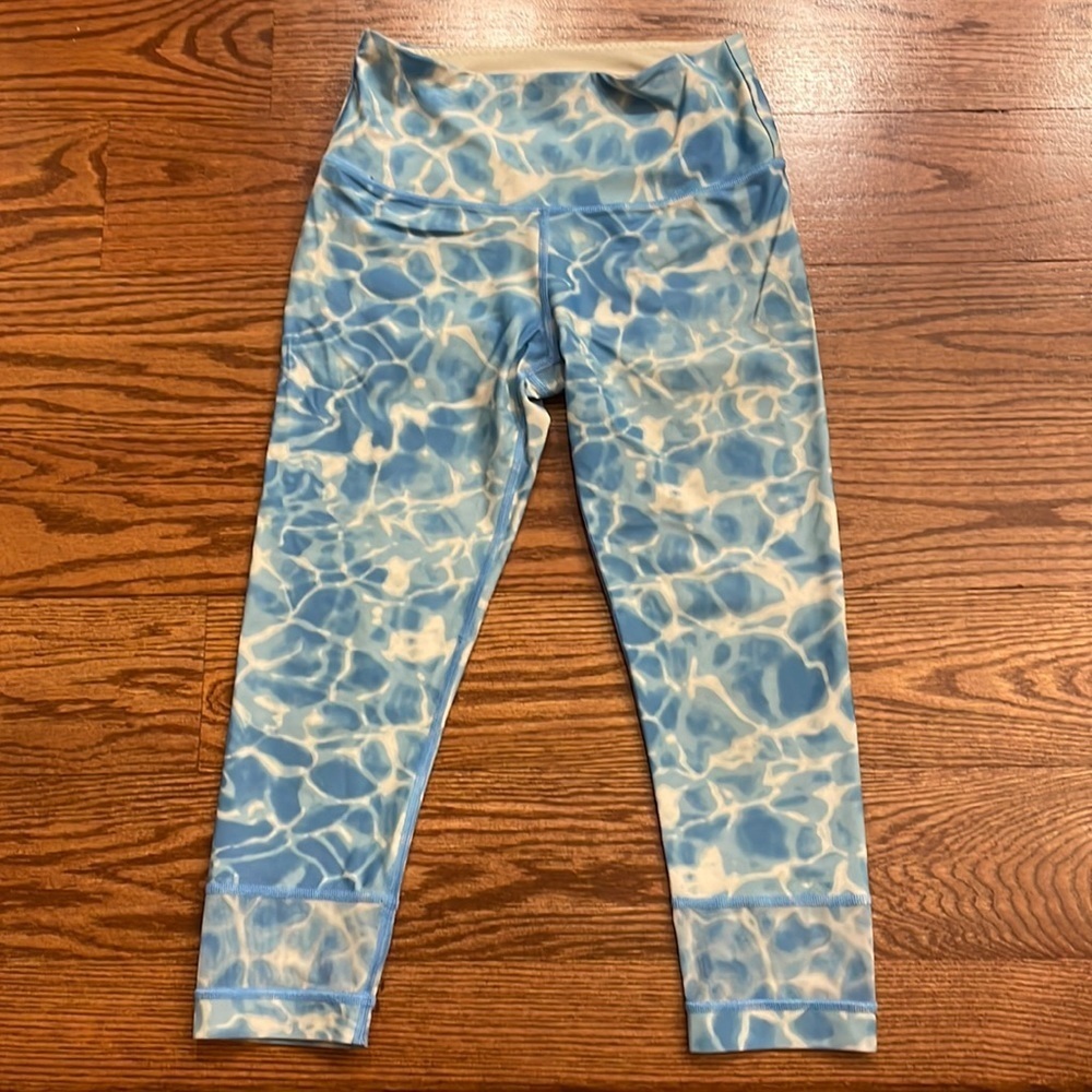 VICTORIA SECRET SPORT super crop leggings capri size M cloudy blue white print
